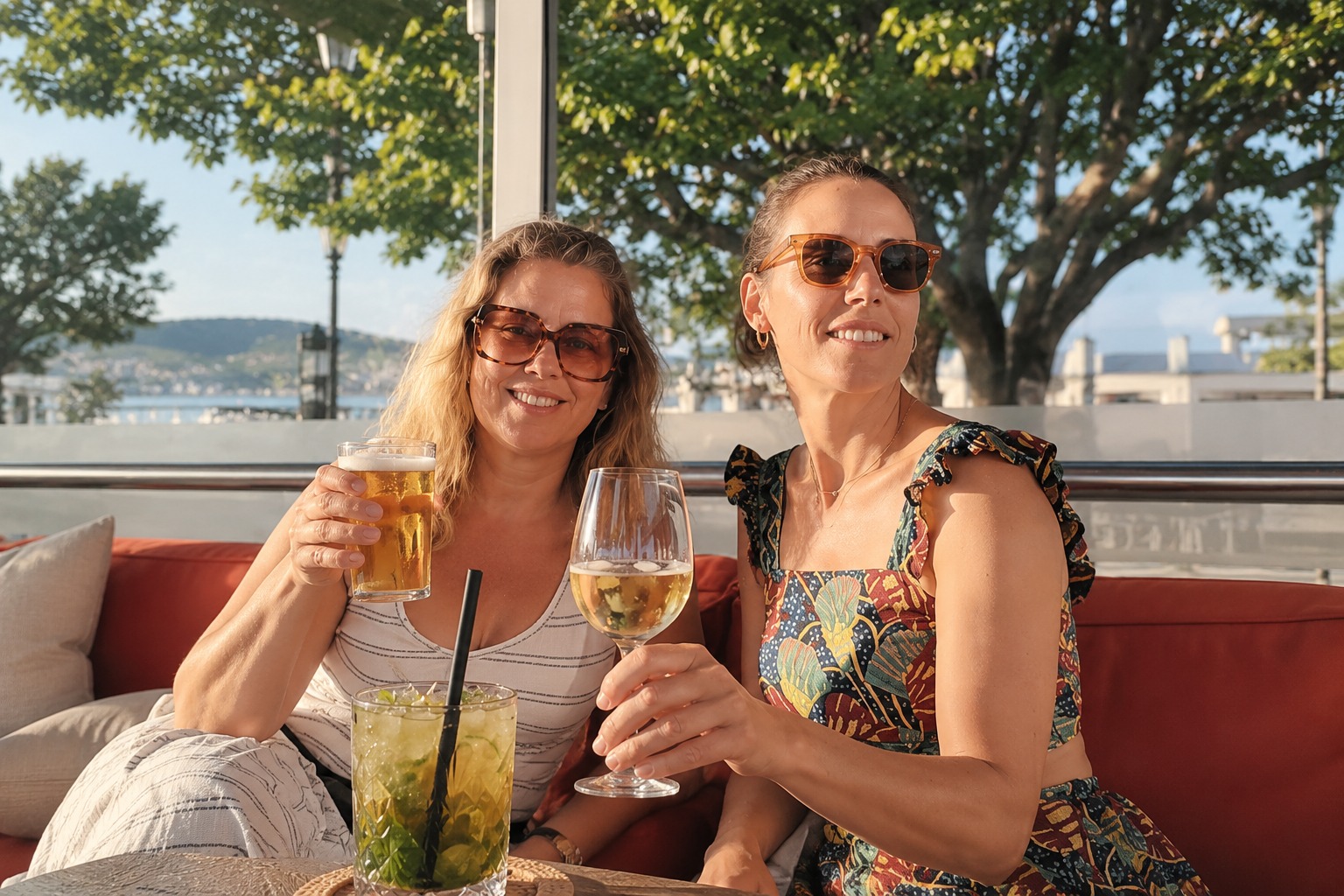 Irene Muñoz y Ana Frontela juntas frente al mar